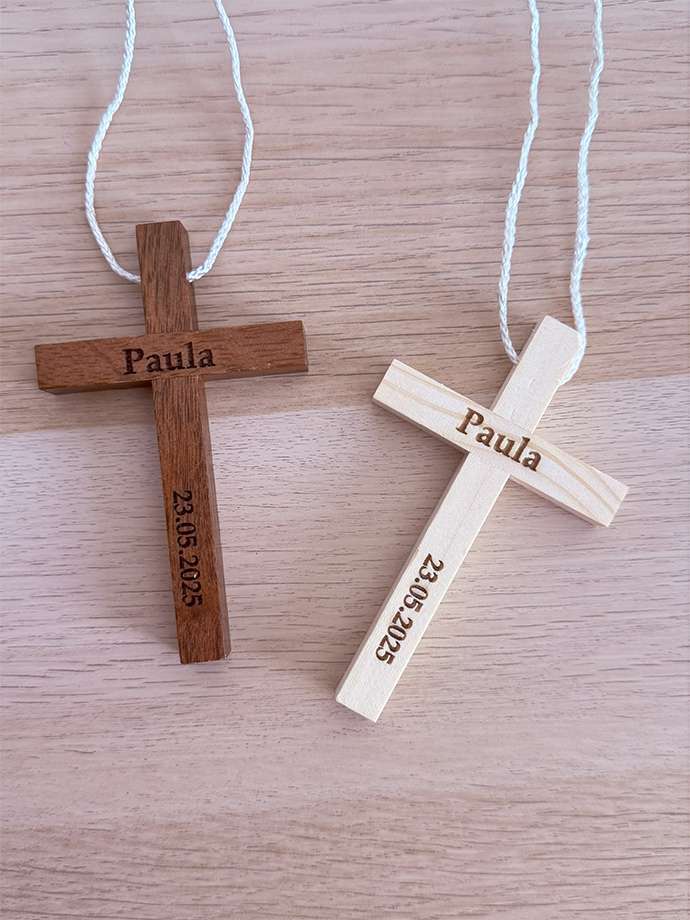 Cruz de madera Primera Comunión grabada con nombre y fecha